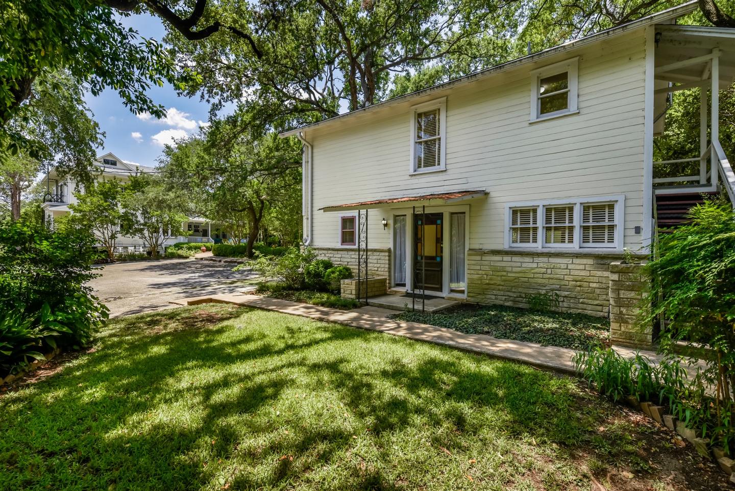 Sold Austin, TX 78704 9 Beds / 10 Full Baths Price Available Upon